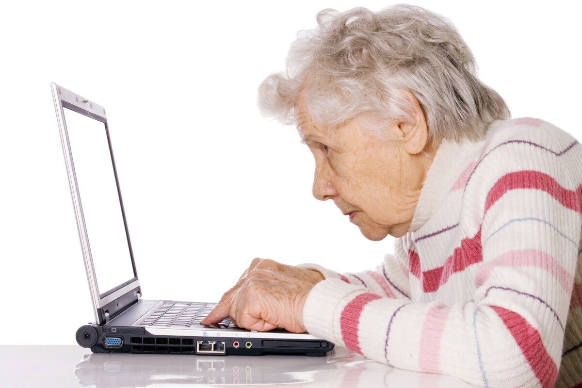 A long-term study has found a link between older people's internet usage and dementia risk
