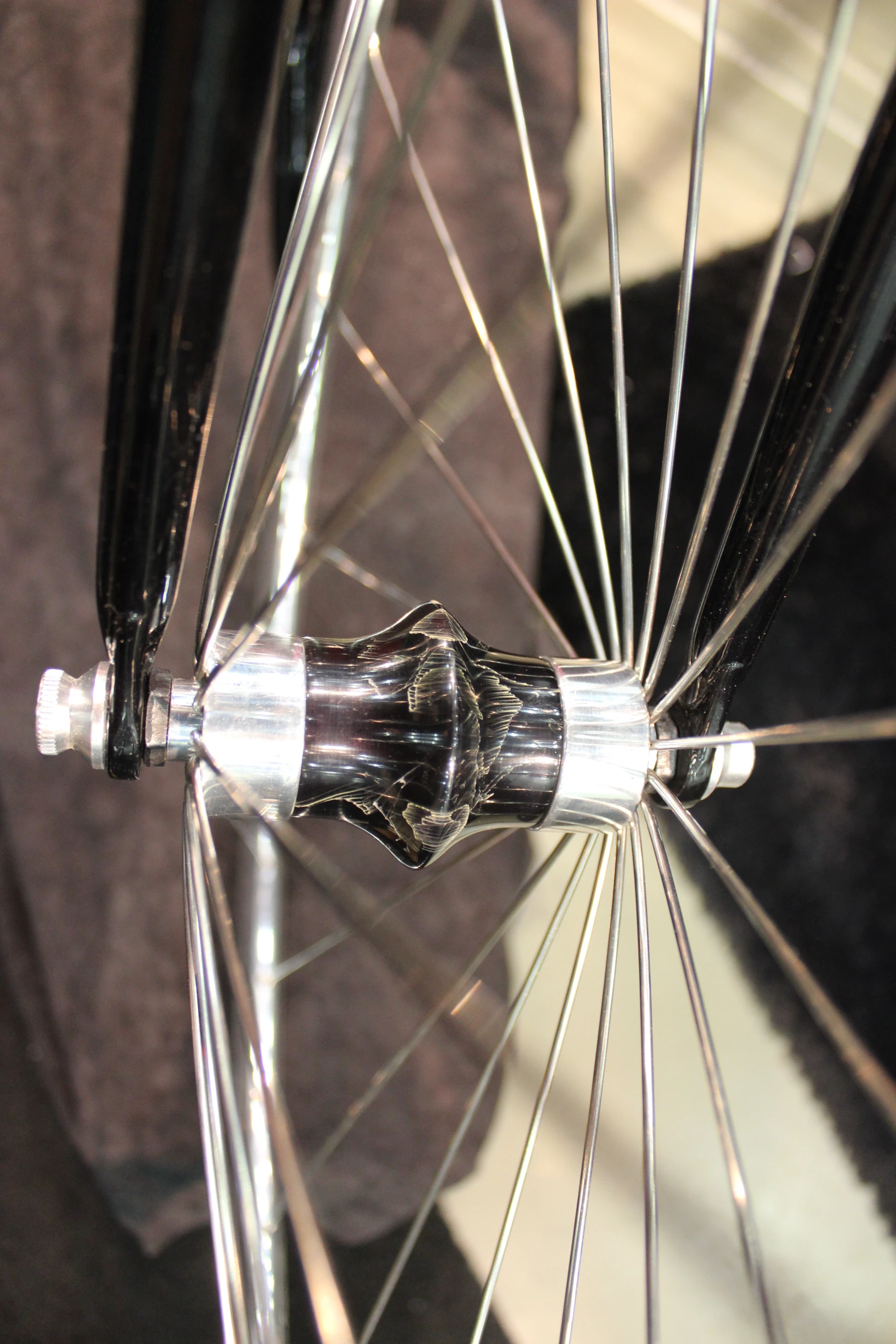 The hubs are finished in the same composite as the grips (Photo: Ben Coxworth/Gizmag)