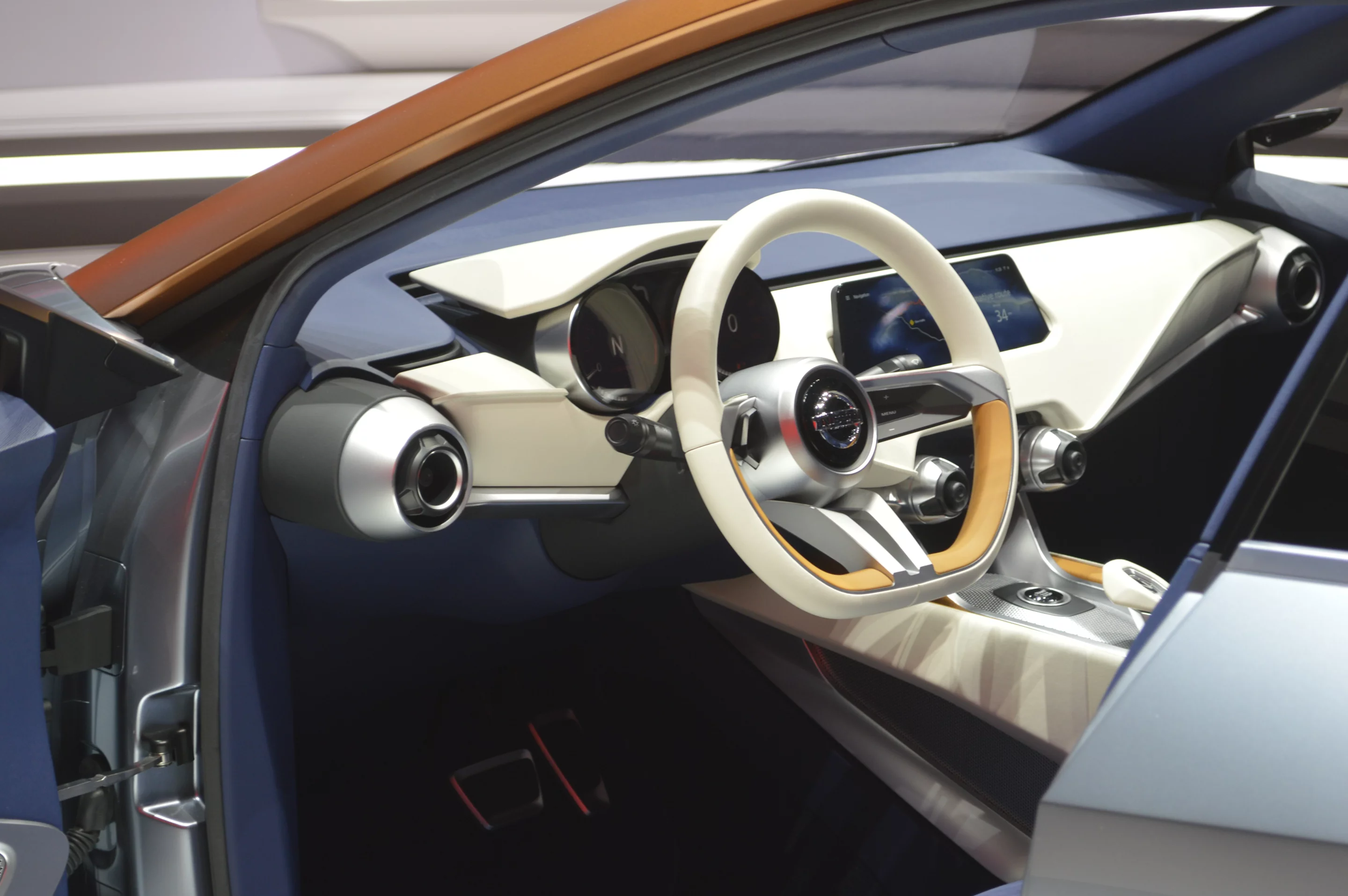 Nissan says the Sway has a "gliding wing shaped dashboard" (Photo: C.C. Weiss/Gizmag)