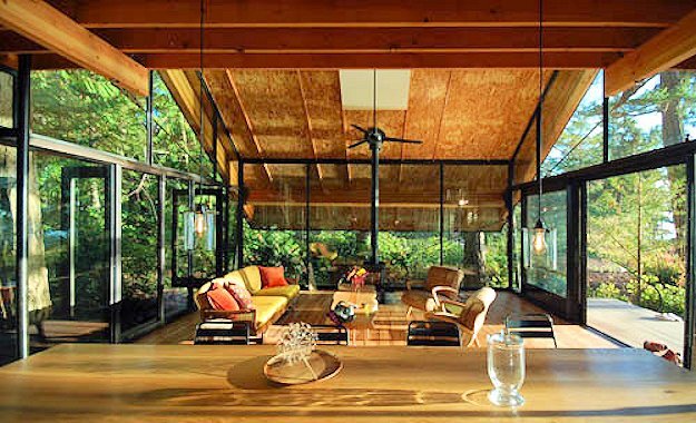 The glassed-in social center of Sneeoosh Cabin (Photo: Zeroplus Architects)