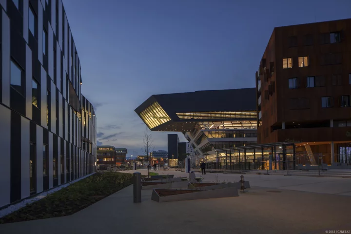 View along the main pedestrian route with buildings by Hitoshi Abe (left), BUSarchitektur (right) and Zaha Hadid (center) (Image: Campus WU/boanet)