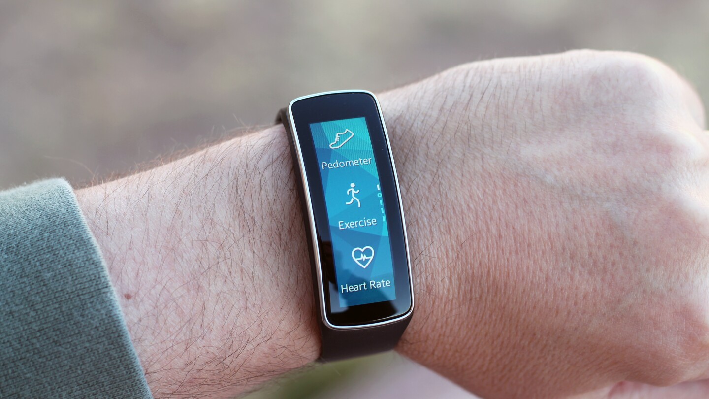 Pedometer, Exercise, and Heart Rate are three of the Gear Fit's key apps