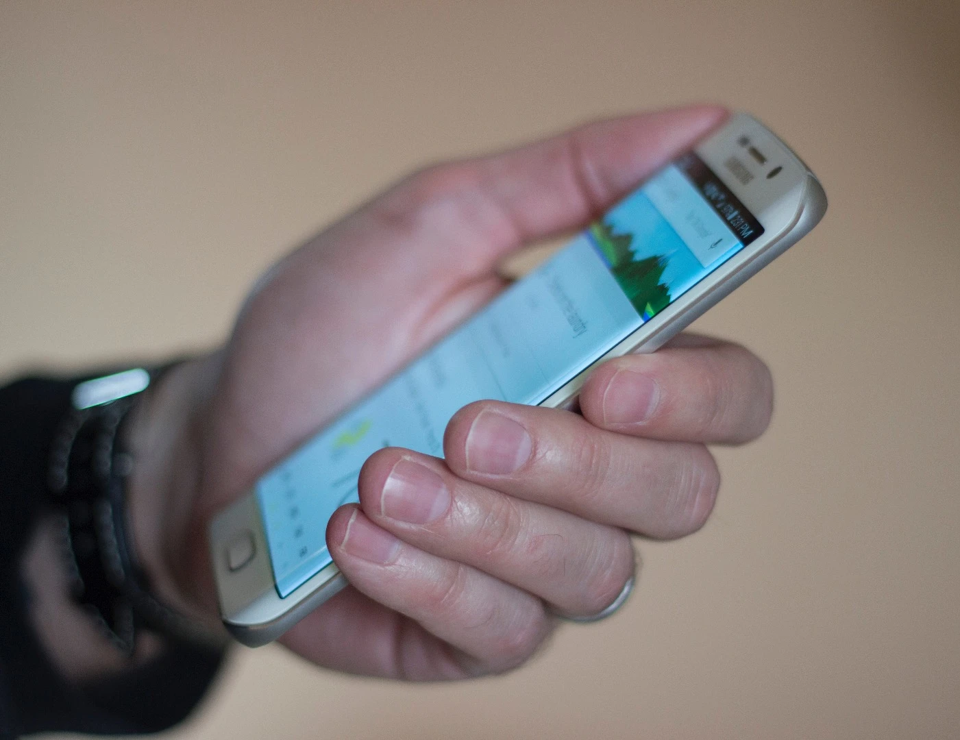 The curved Galaxy S6 edge in hand