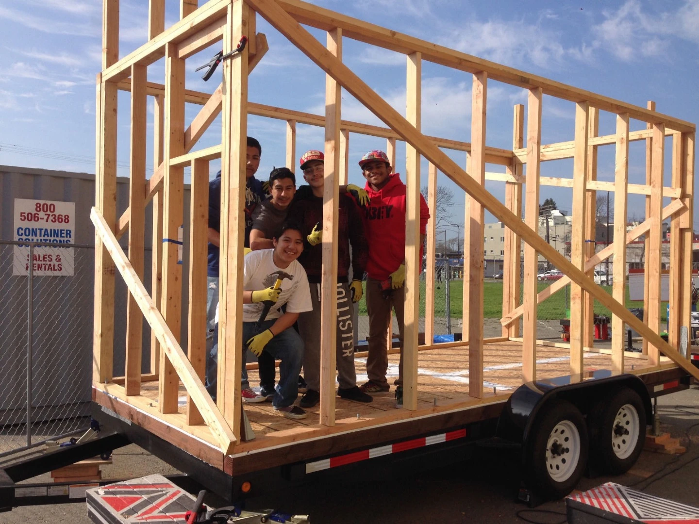 The towable dwelling sits on a 2 x 4.87 m (7 x 16 ft) trailer and weighs around 2,721 kg (6,000 lb)