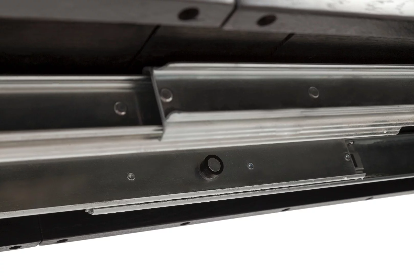 A closer look at the extender rails underneath the table