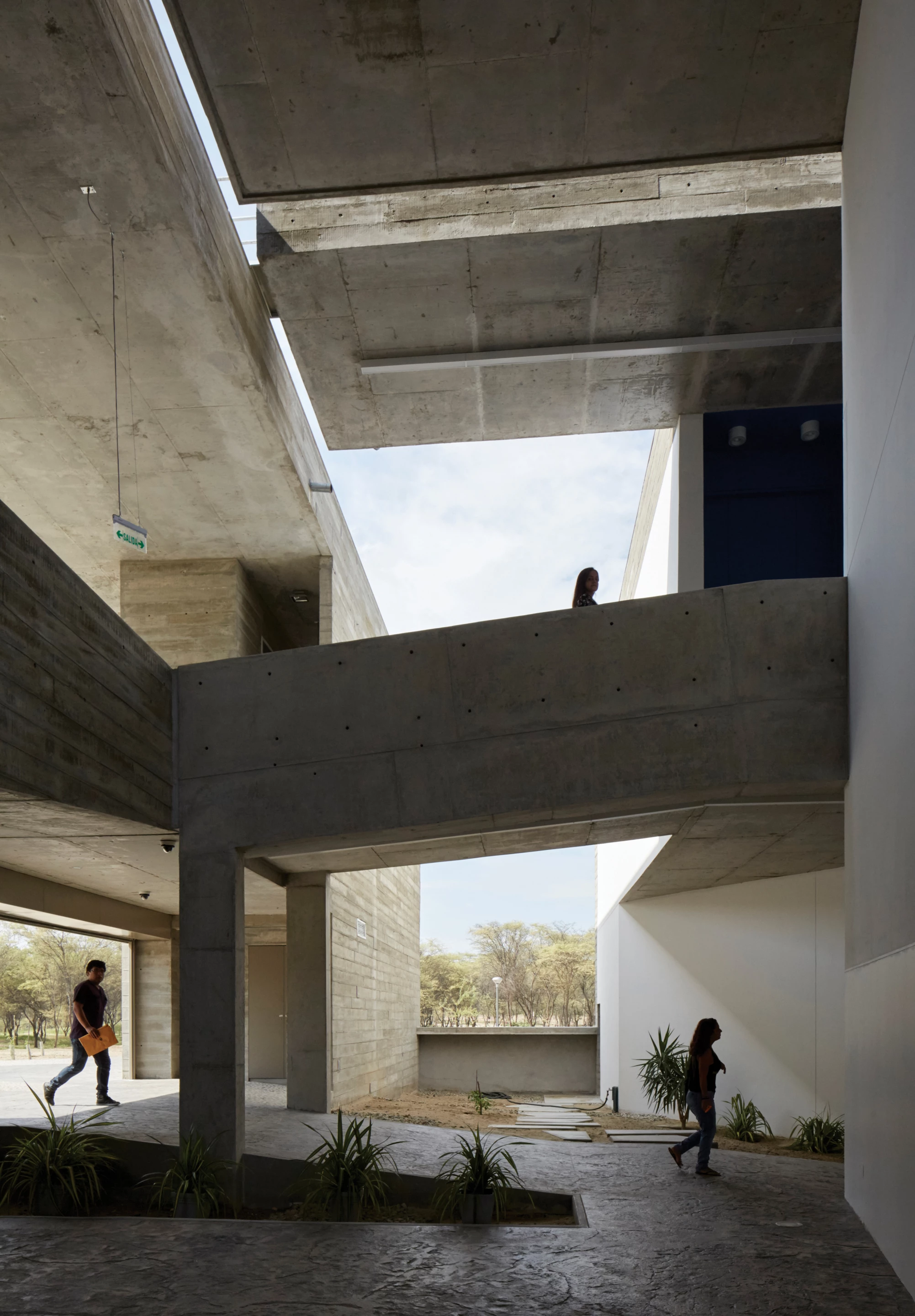 Flyovers, arches, walls and supports all contribute to the welcome shade, light and breeziness of Edificio E, University of Piura