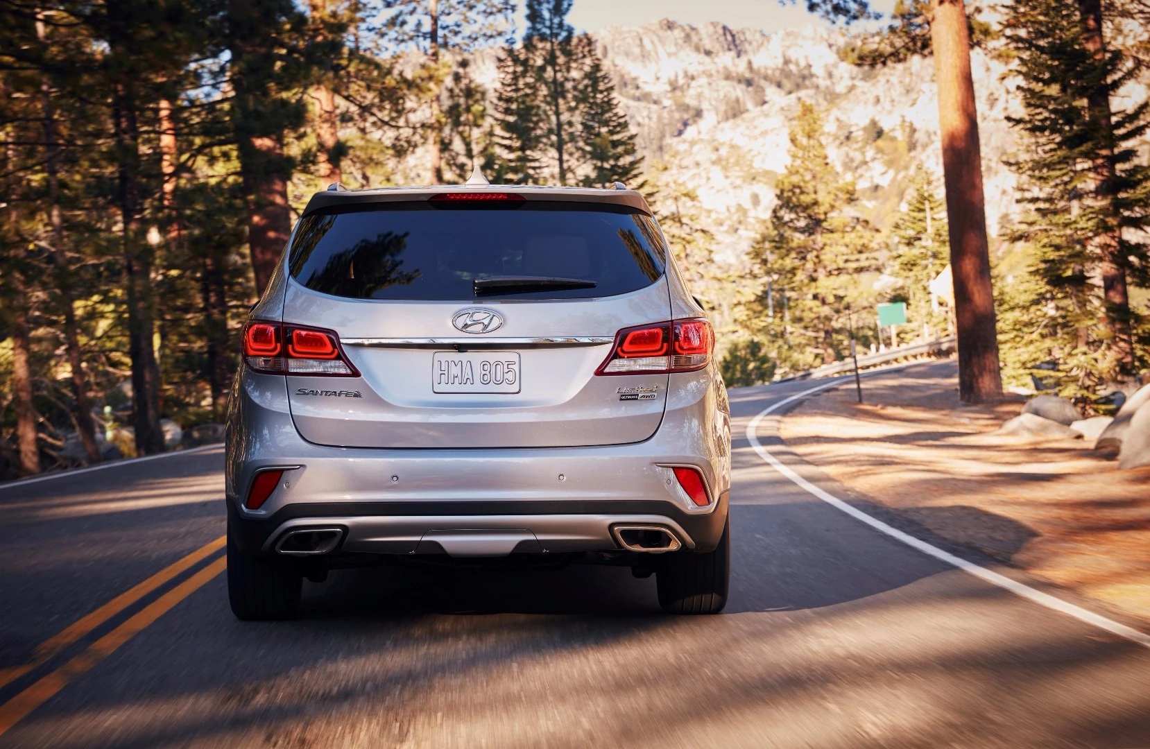 Powering the 2018 Hyundai Santa Fe is a 3.3-liter aluminum V6 that outputs 290 hp (216 kW) and 252 lb-ft (342 Nm) of torque