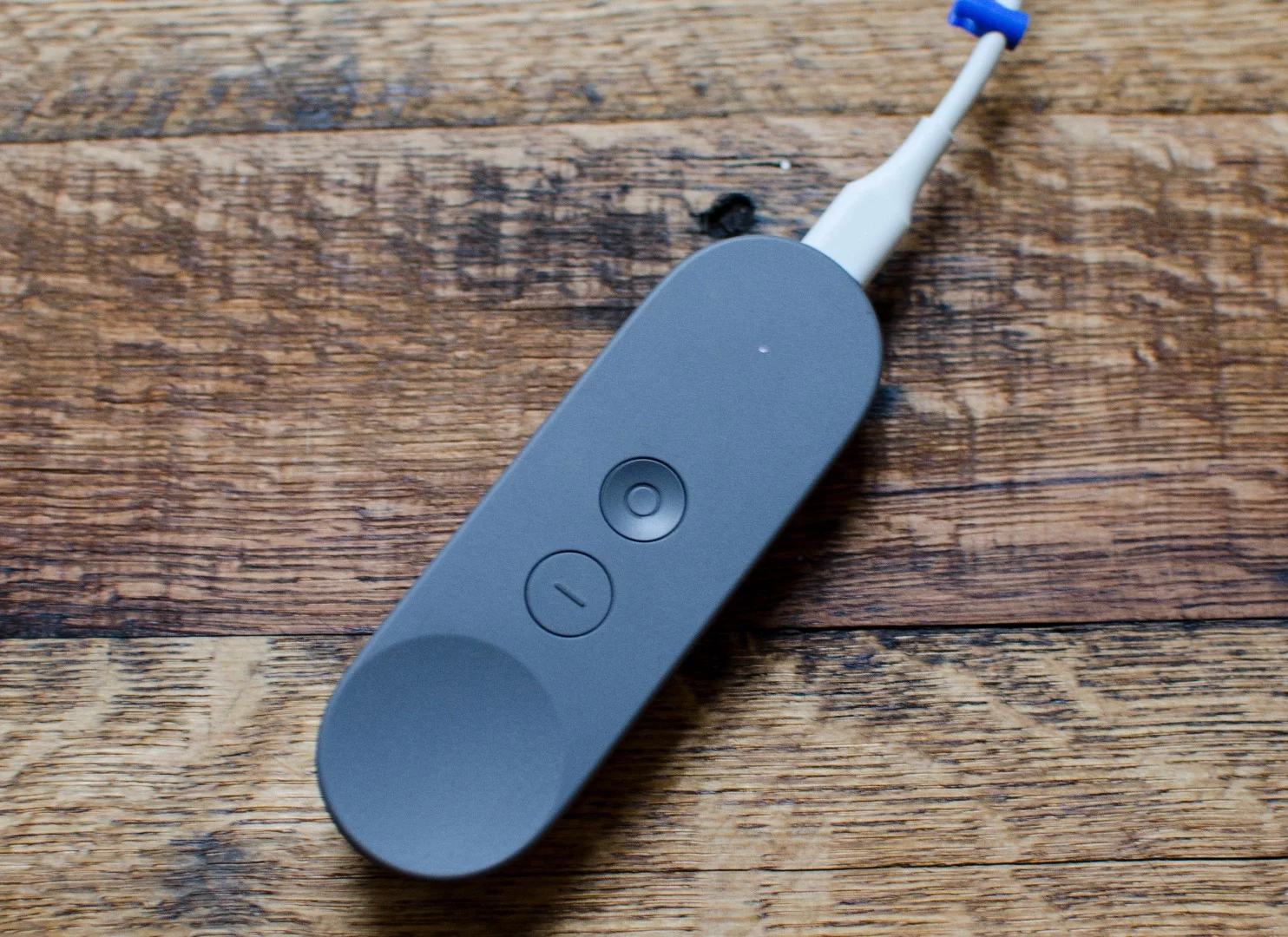 Charging the Daydream controller with the Google Pixel charging cord