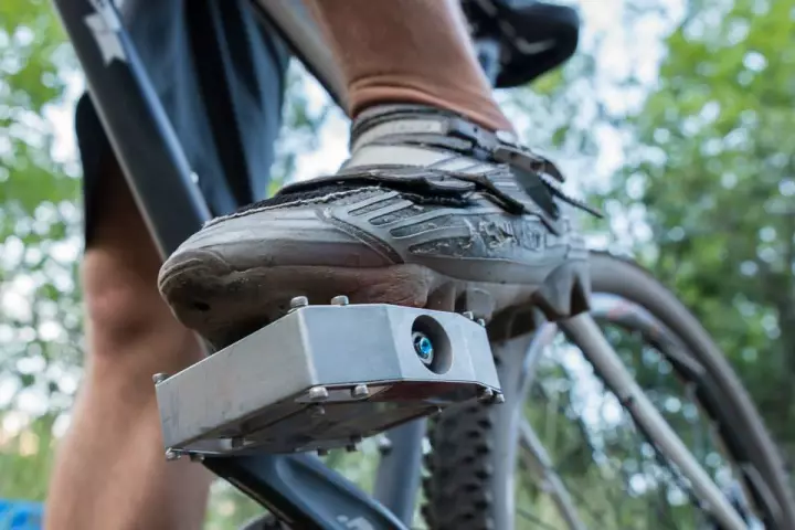 MagLOCK pedals retain the rider's shoes using embedded magnets