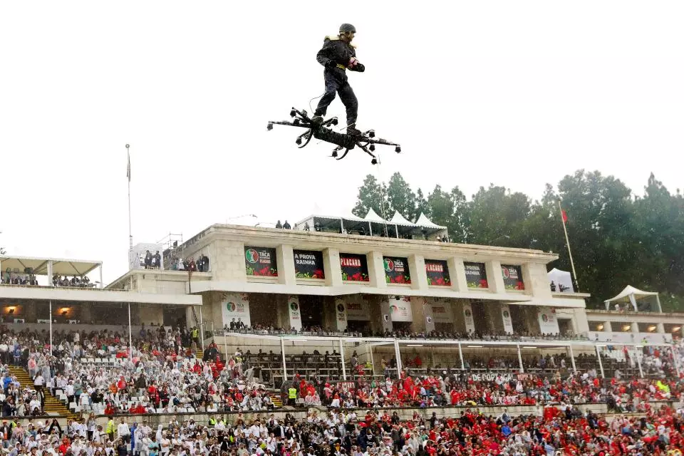 The Omni board has no self-stabilizing capability; the controls are a simple throttle and your own body balance