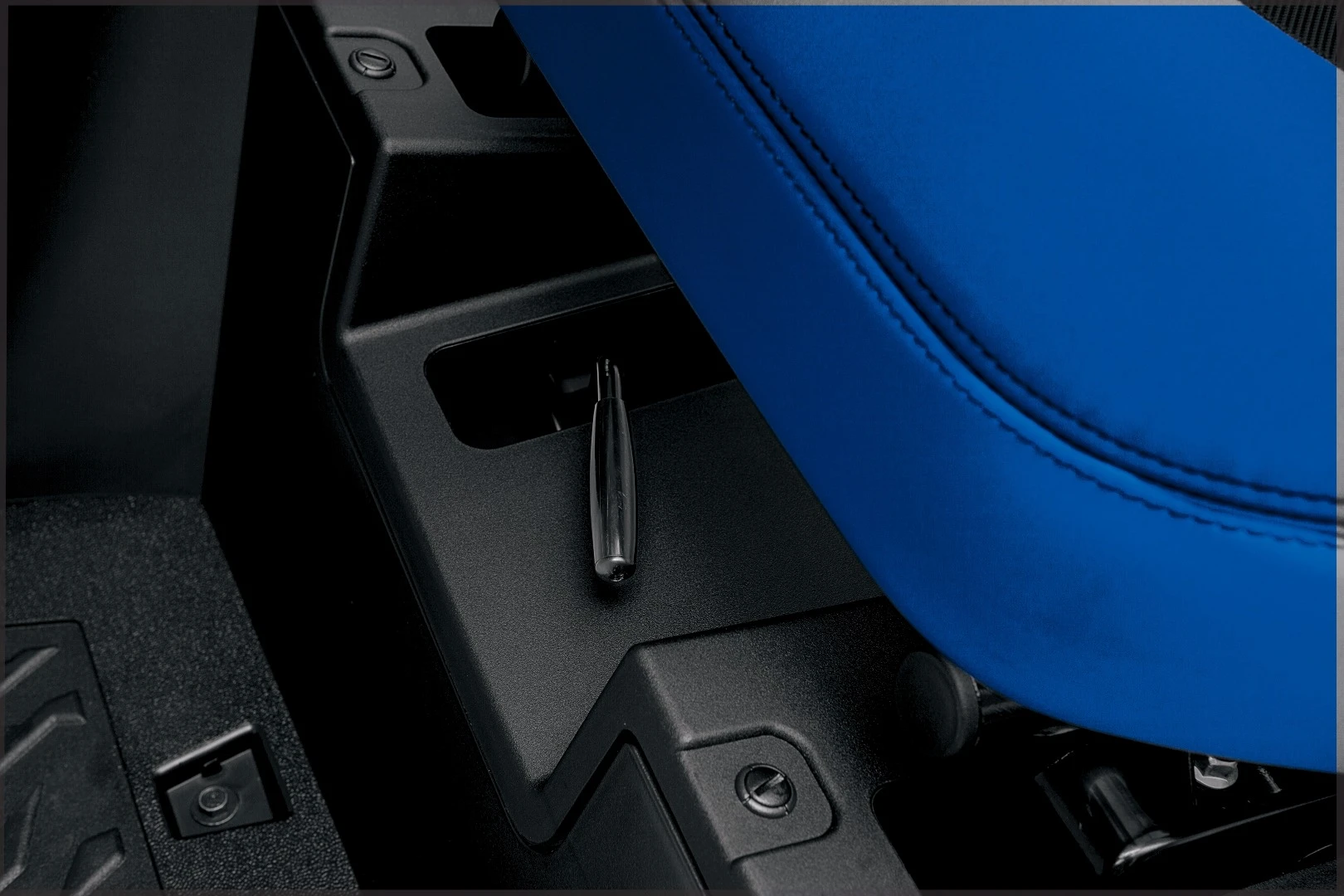 Through this lever the seat is easily adjusted back and forth