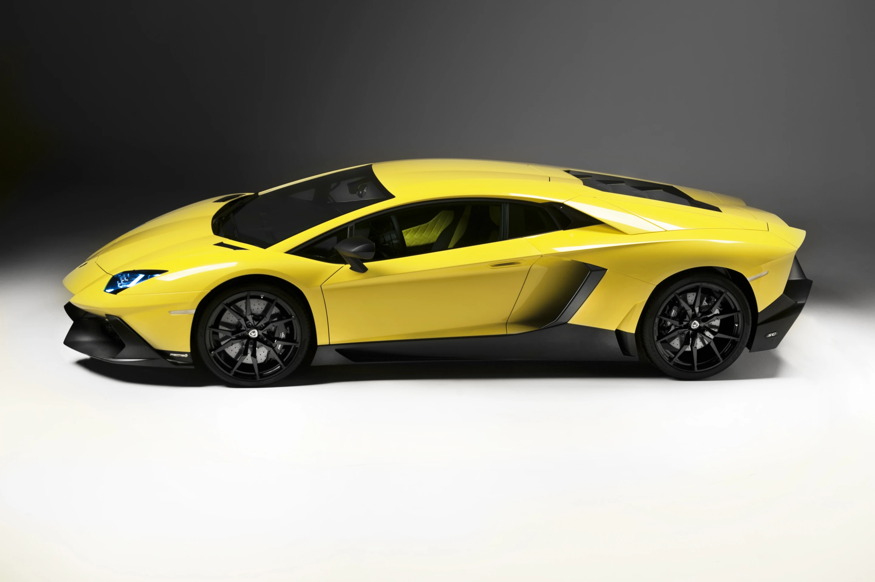Aventador's ISR transmission manages power to all four wheels, resulting in an okay 0-100 km/h (62 mph) time of 2.9 seconds and an acceptable top speed of 350 km/h (217.5 mph)