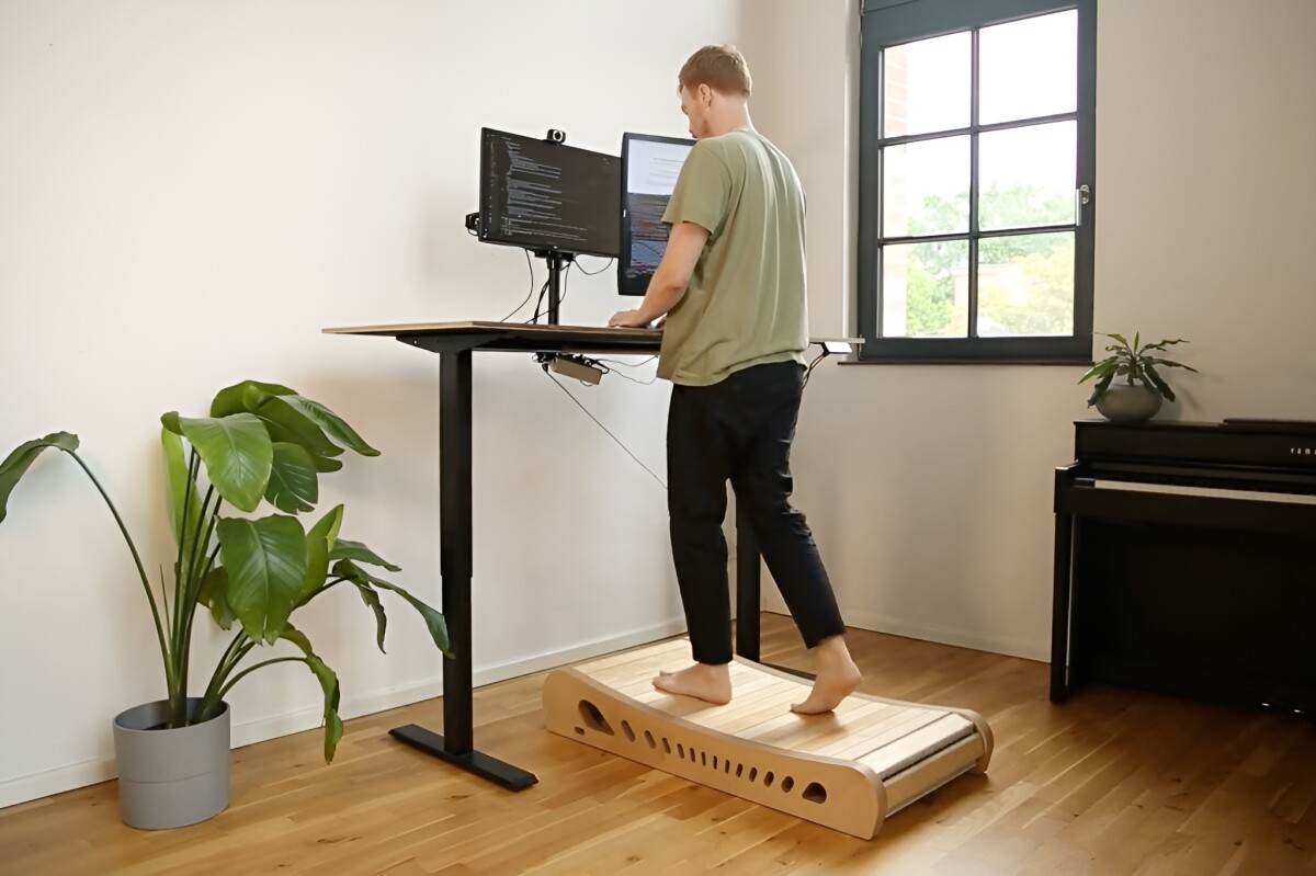 The wooden office treadmill: quiet, minimalistic, and fully manual