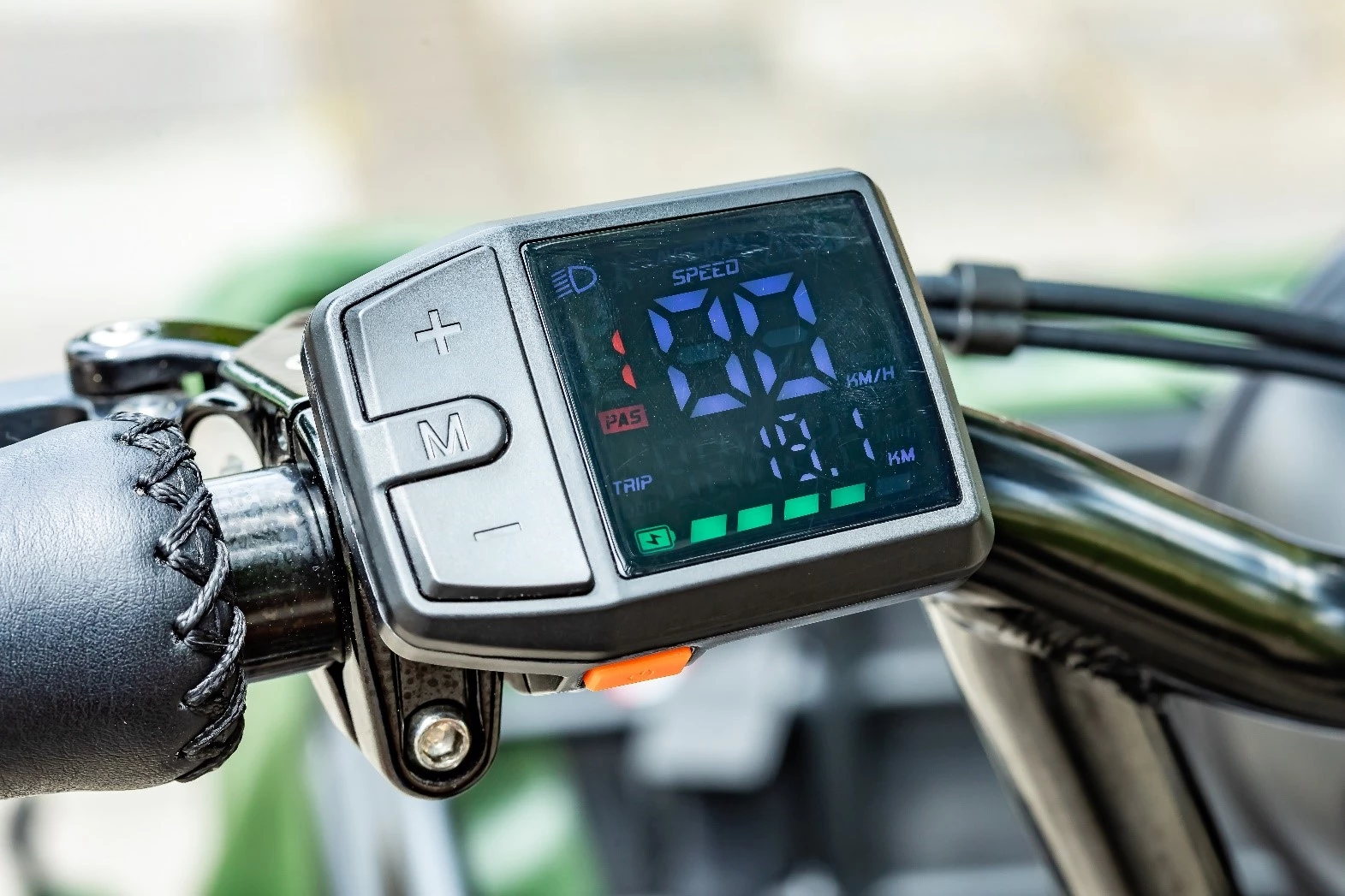 The color LED handlebar display is also used to adjust settings