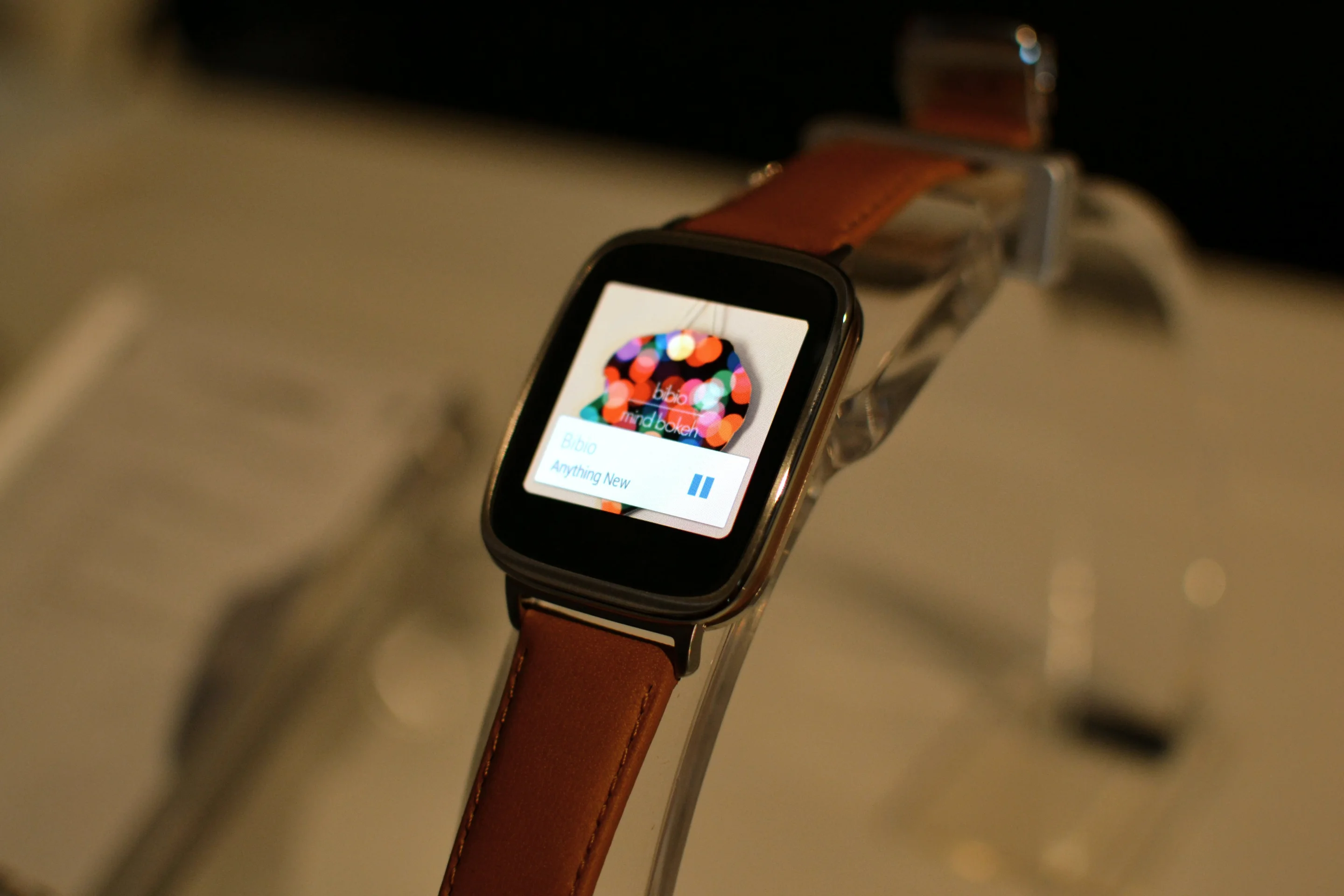 The ZenWatch measures 39.8 x 50.6 x 7.9 mm and tips the scales at 75 g (Photo: Paul Ridden/Gizmag)