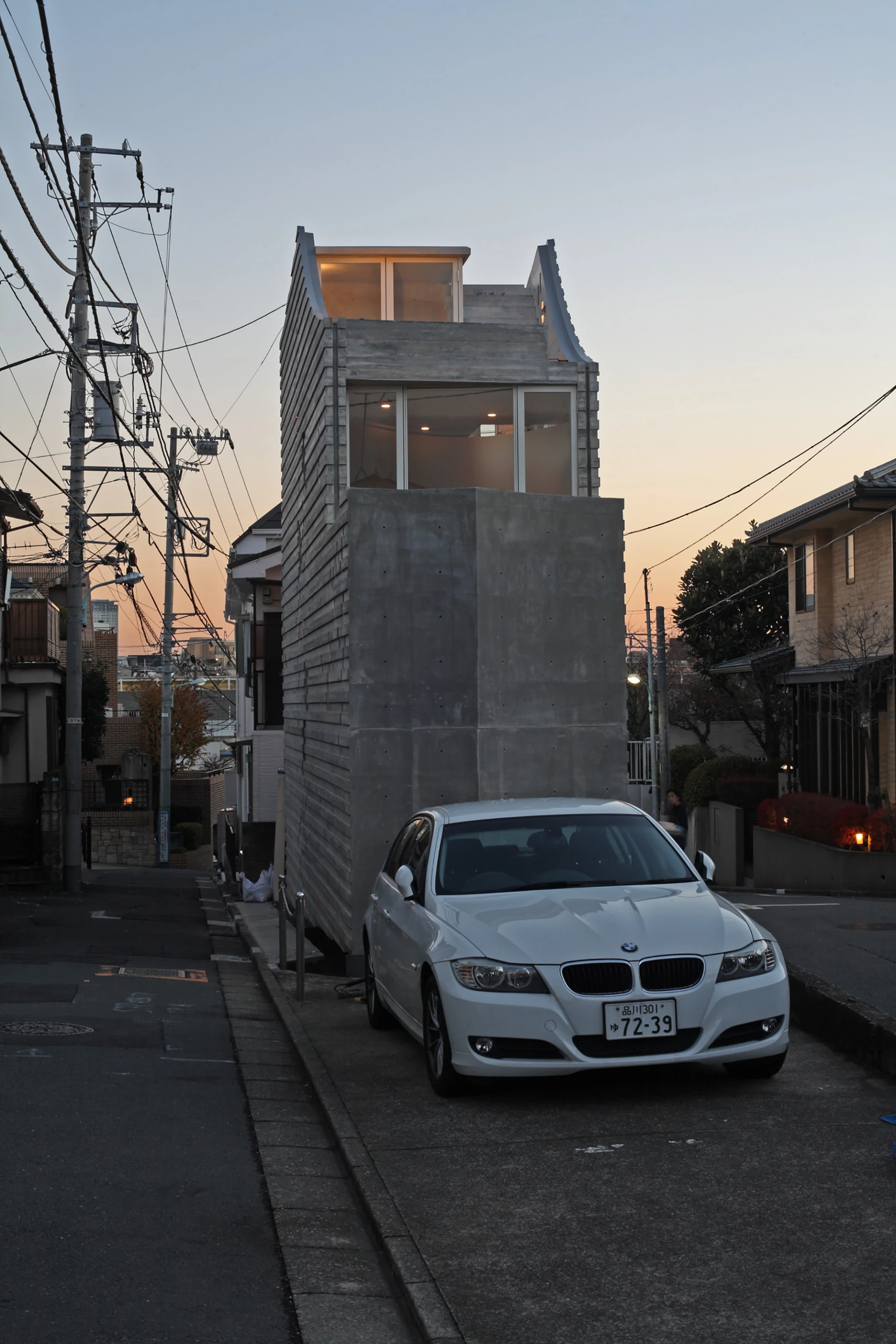 Considering its small size and unusual shape, the Wall of Nishihara is actually a rather appealing looking house (Photo: Ohno Shigeru)