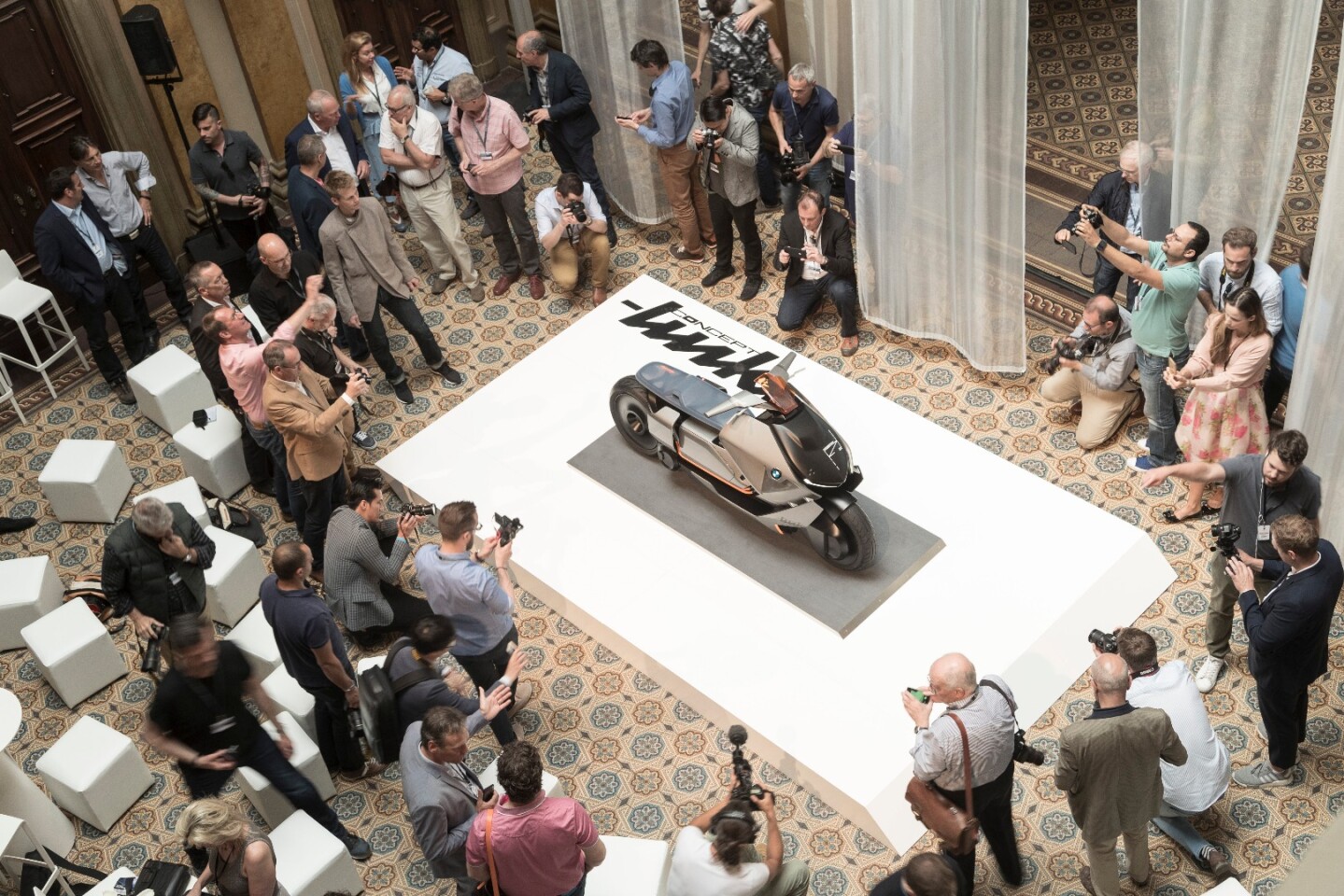 BMW Motorrad's Concept Link was shown for the first time at Villa d'Este, showcasing technologies that are likely to dominate future city streets, like electric powertrains and extended connectivity.