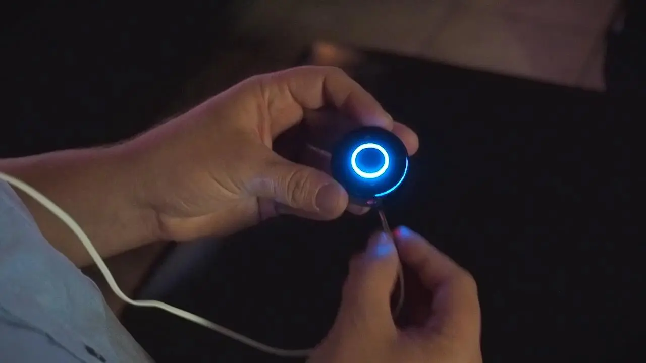 The puck receiver has independent volume up/down, built-in muting and a 3.5 mm output jack