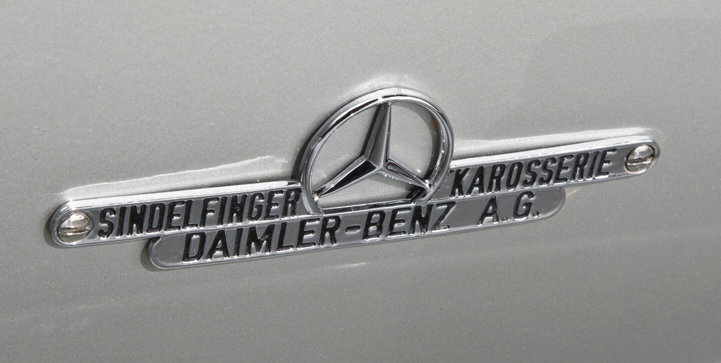 The Singelfinden badge is worn by many of the top 1000 most expensive cars ever sold