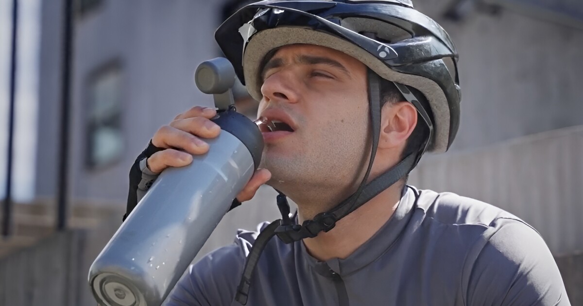 Electric water bottle with pump for simpler cycling Electric water bottle with pump for simpler cycling