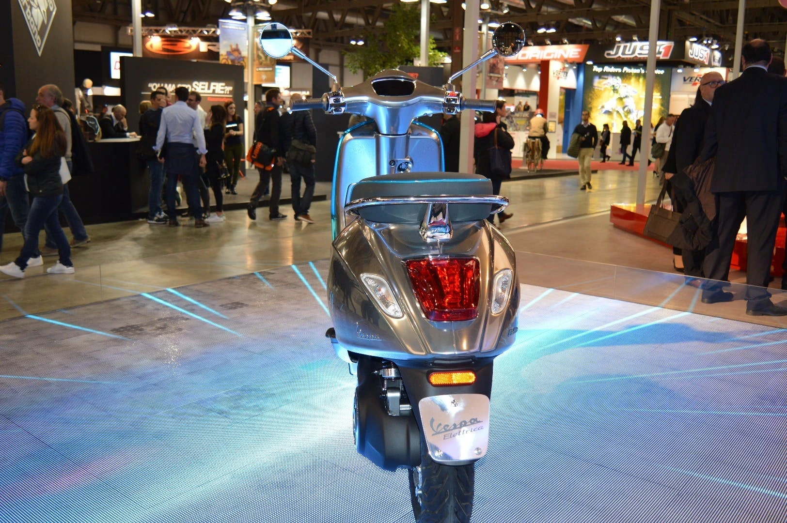 We first spotted an electrified prototype of Piaggio’s iconic Vespa scooter at EICMA in Milan two years ago