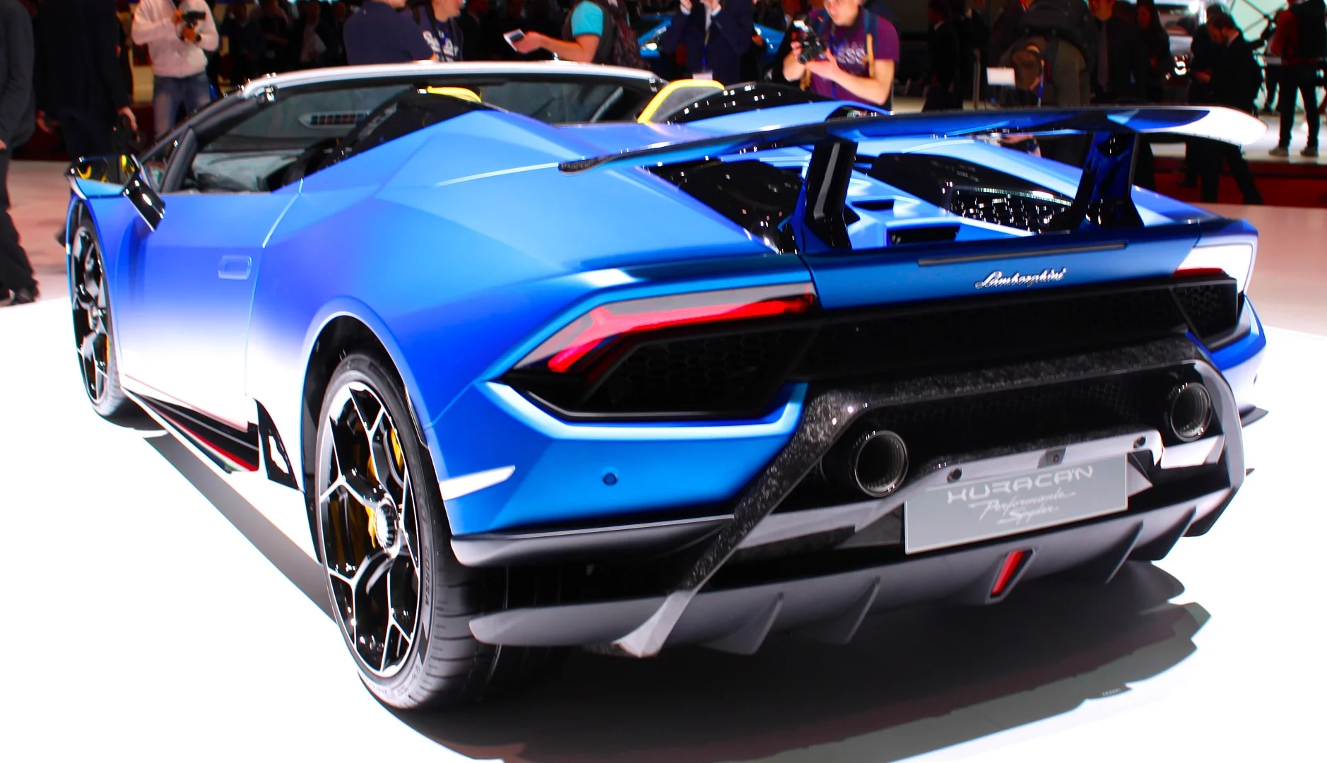 The 630-hp Performante Spyder loses 55 lb (35 kg) as compared to the standard Huracán Spyder