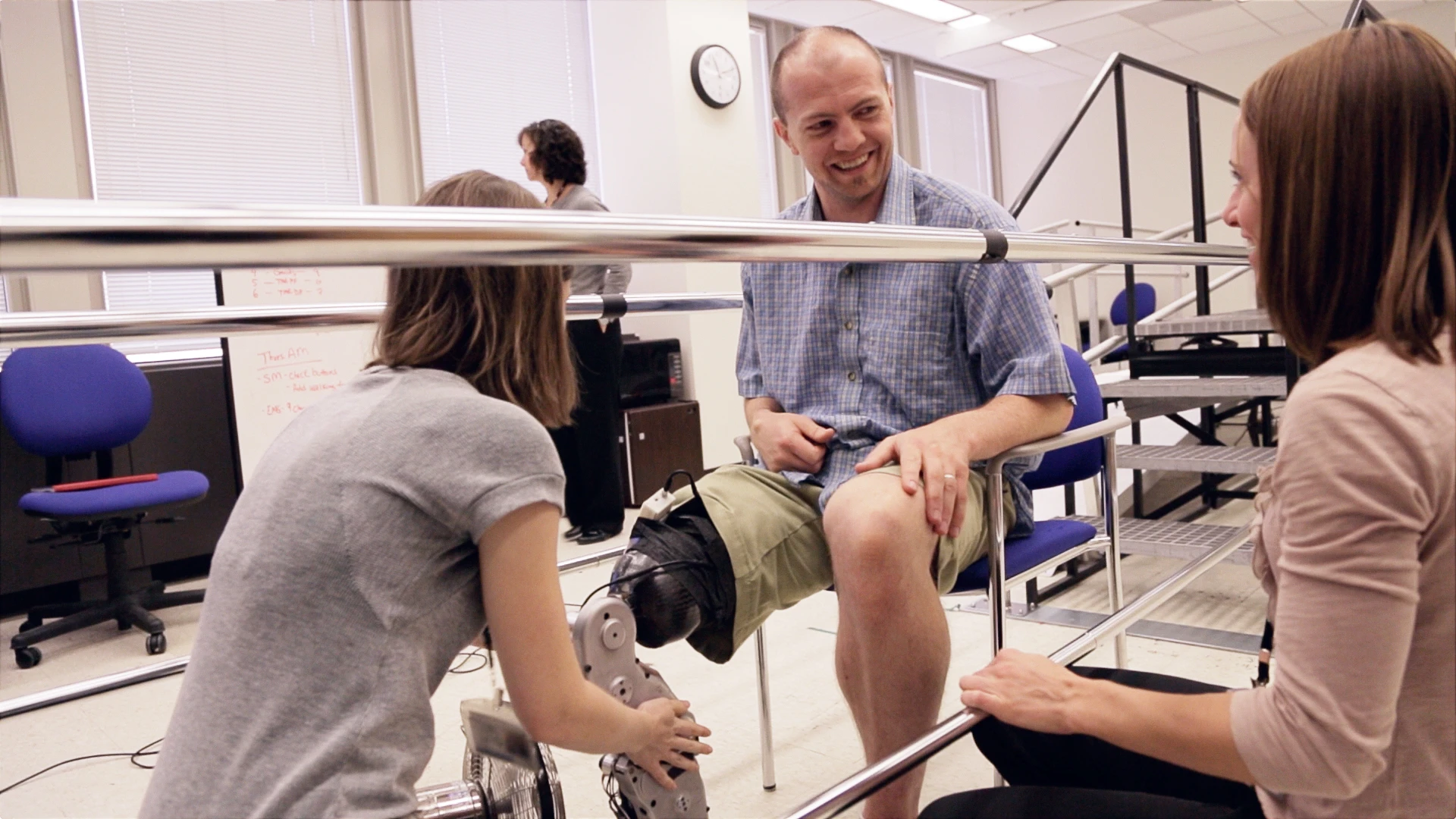 Zac Vawter tries on a bionic leg at the Rehabilitation Institute of Chicago Center for Bionic Medicine