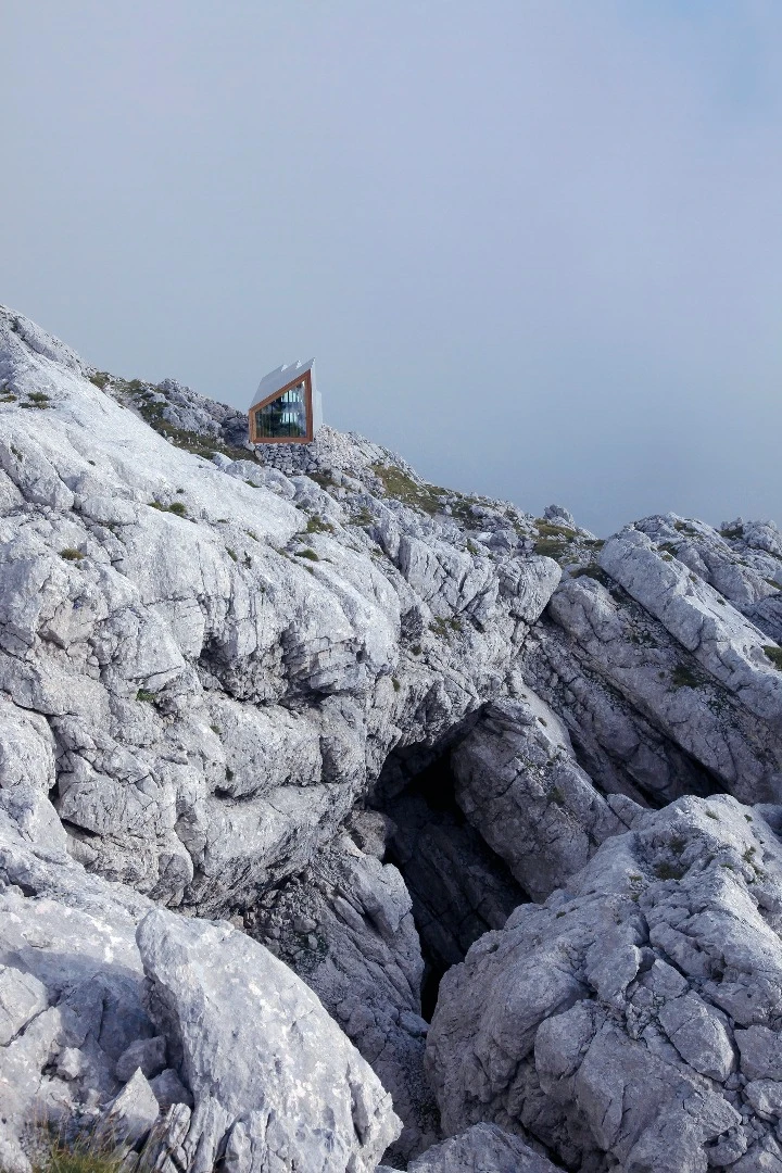 In order to reach its final extreme destination, the shelter was prefabricated off-site and broken down into three separate sections