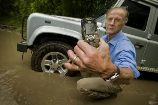 The Land Rover S1 is the world’s first IP-67 rated GSM mobile, which means it is impervious to dust and waterproof to a depth of a meter