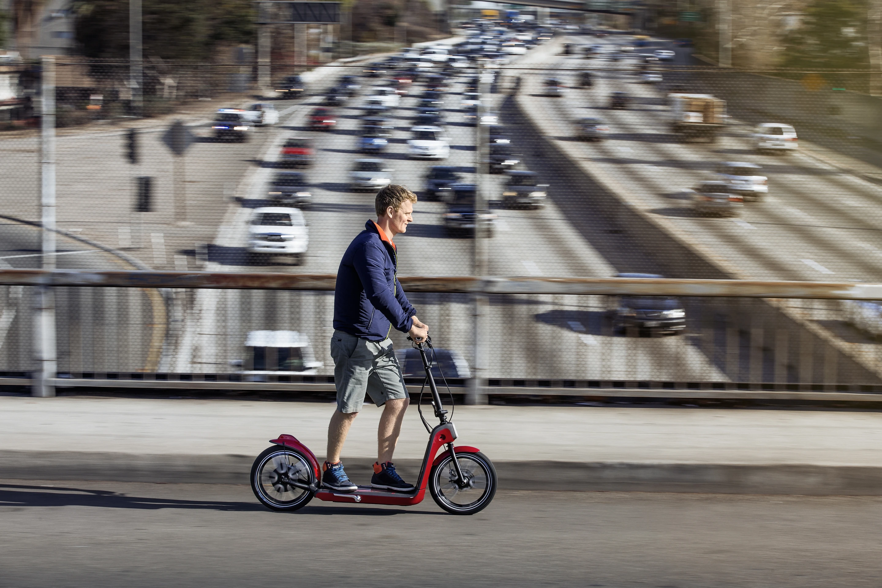 Acceleration is thumb-operated and driven by a gearless hub motor in the rear wheel that is claimed to allow a top speed of 25 km/h (15 mph)