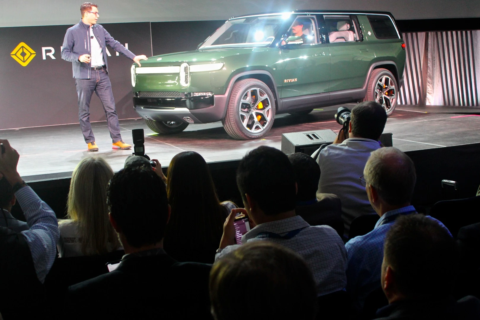 The all-wheel drive system of the R1S is powered by four motors at 147 kW per wheel with total output ranging from 300 kW to 562 kW, depending on battery pack chosen