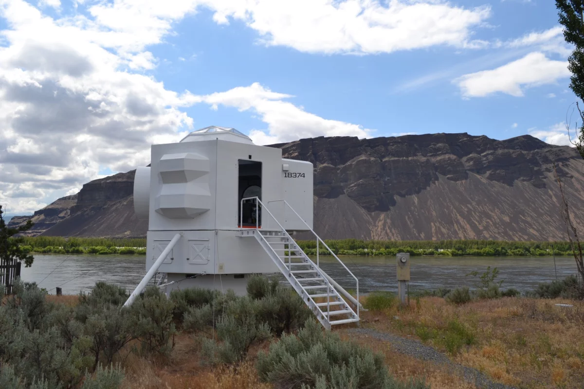 No, a spacecraft hasn't landed in rural Washington state. It's the Lunar Lander micro home designed and built by Kurt Hughes