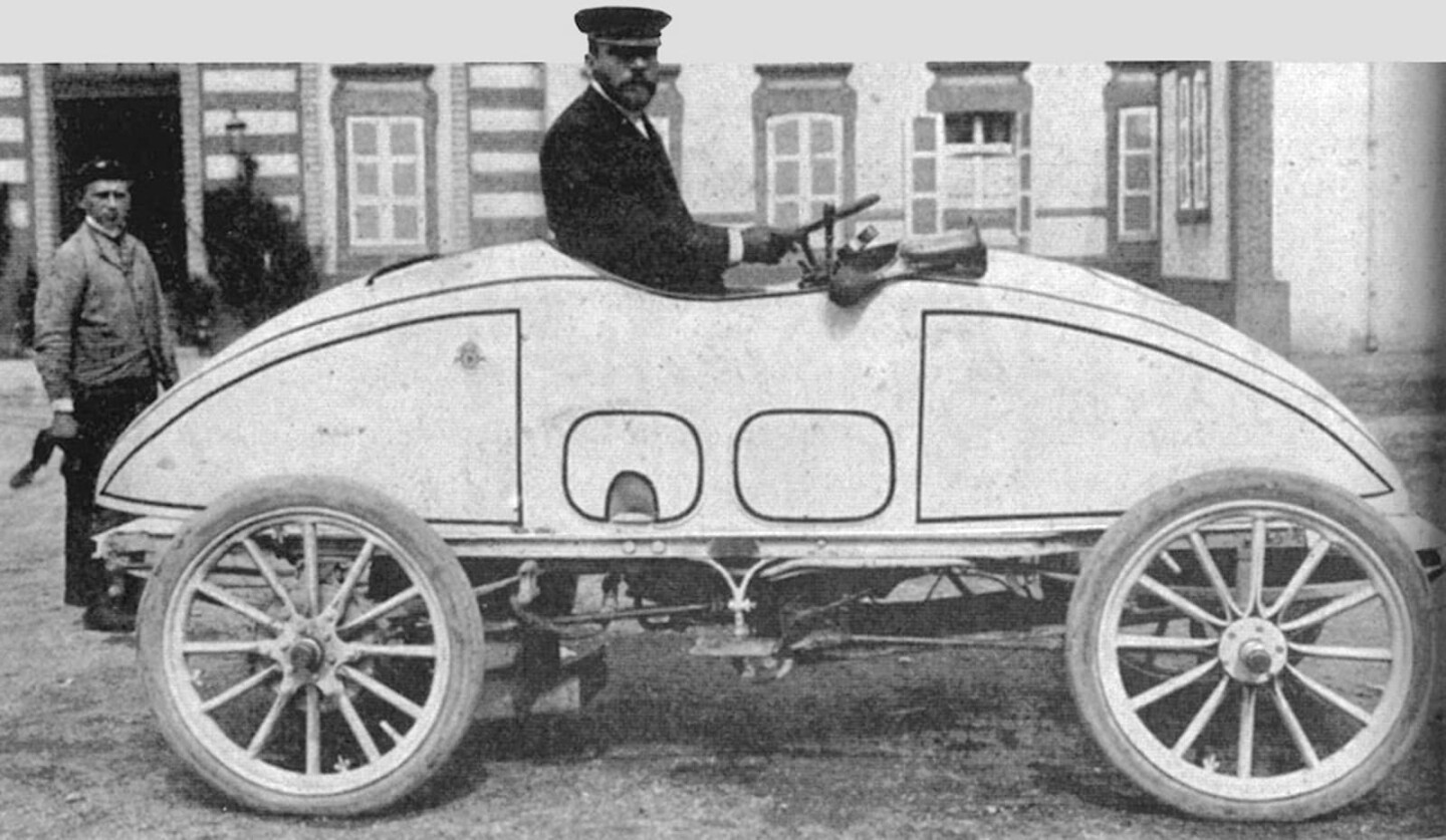 The French "Œuf de Pâques" Serpollet steam car ran 120 km/h (75 mph) on 13 April 1902 over the flying kilometre on the Promenade des Anglais during Nice Speed Week.