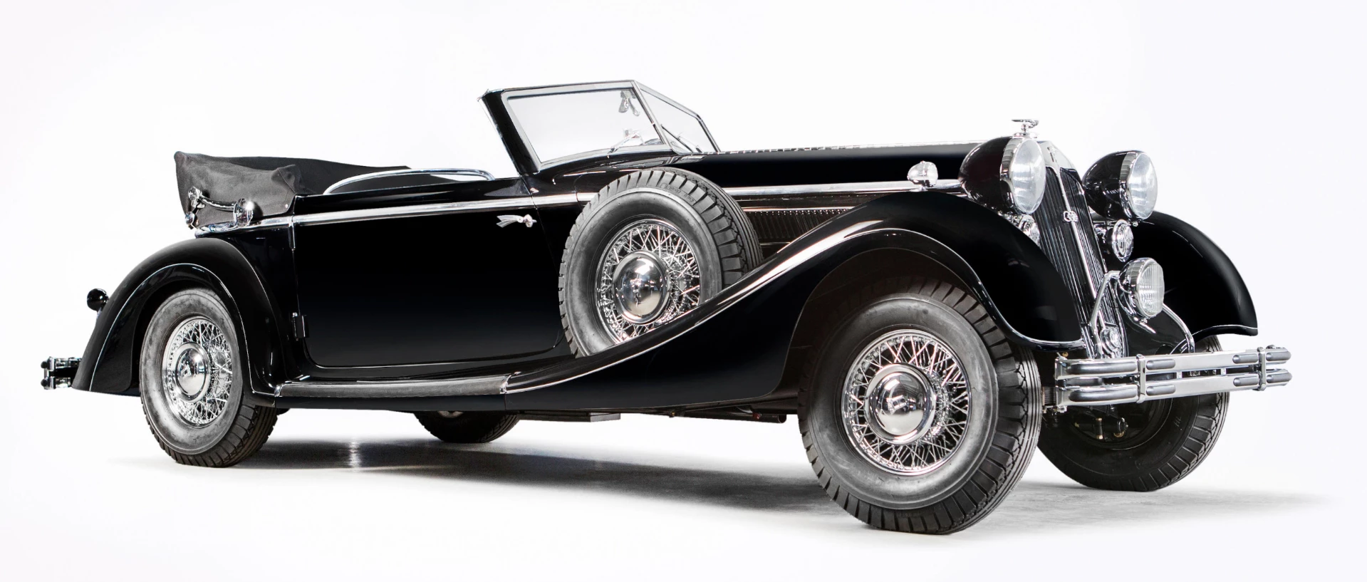 Horch was the only serious domestic rival to Mercedes-Benz in the decade prior to WW2, with the brand eventually becoming Audi. Introduced in 1936 season, the 4.9-liter Type 853 used an inline eight cylinder engine driving through a four-speed overdrive gearbox and with servo-assisted hydraulic brakes. The Horch 853a Sportcabriolet is a masterpiece, and though 950 were built, only a handful survive. This car was fully restored by Horch Classic with work finishing in 2017. Estimated to sell for €600,000 to €800,000, it failed to make reserve.
