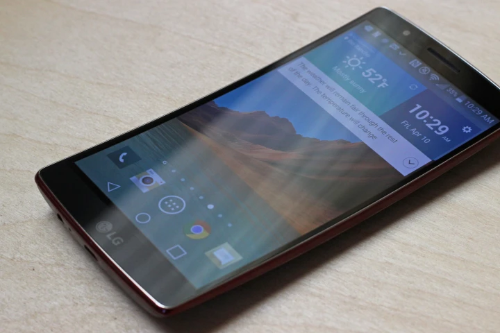 The LG G Flex 2 has a solid all-around set of specs with a curved (and slightly flexible) body and display (Photo: Will Shanklin/Gizmag.com)