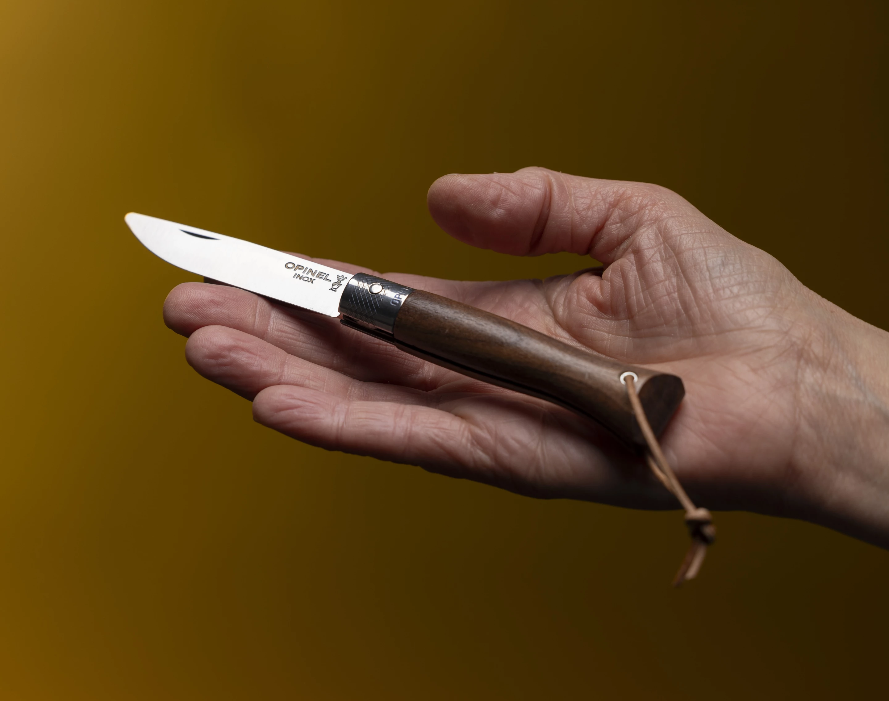 The Opinel Néo6 measures 6.5 inches when fully open
