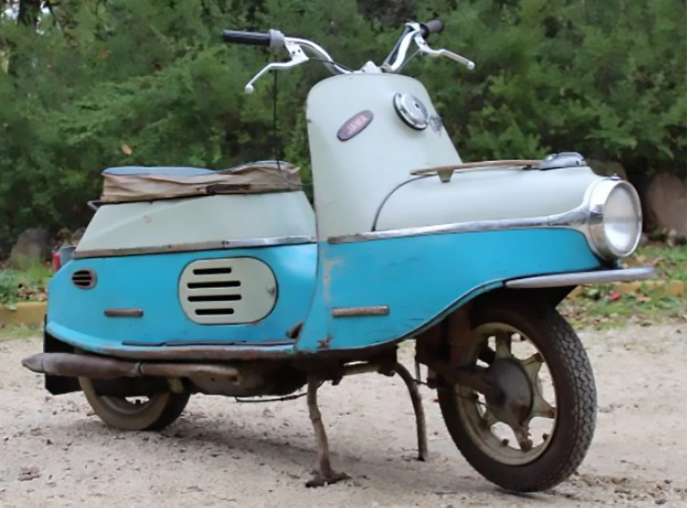 There was quite a bit of speculation on the price this bike would fetch as it is quite rare, being a 1958 Jawa La Boheme Cezeta. Beauty is in the eye of the beholder, and i do appreciate the Bohemian styling of the then radical post-war transportation, but I still think it looks like a pig. The engine is a 175cc two-stroke and the front half of this motorcycle served on several other conveyances. | Auction description