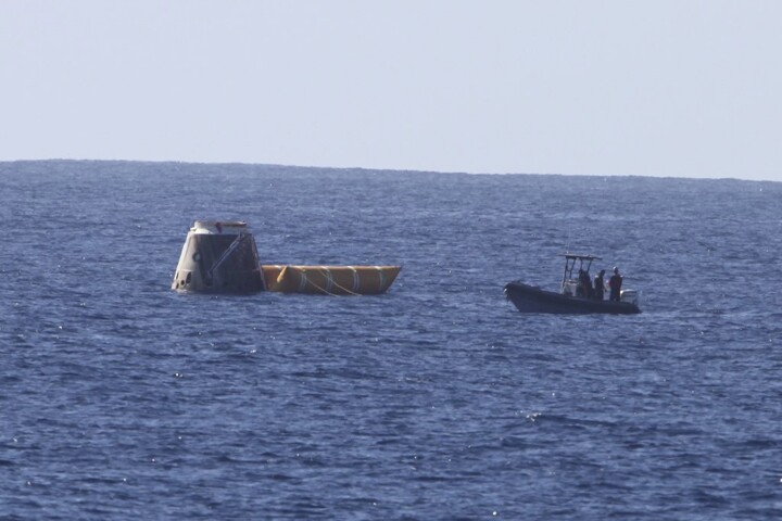 The Dragon space capsule is recovered from the Pacific Ocean (Image: SpaceX)