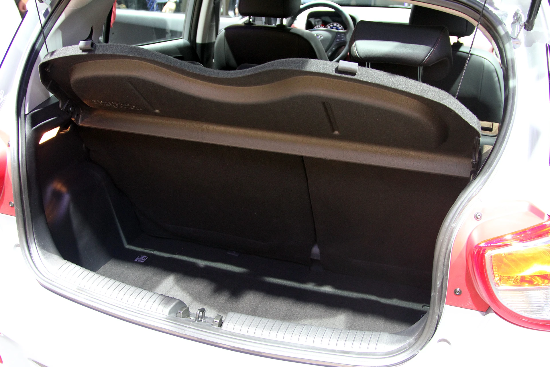 New i10 provides 1046 liters of space with rear seats down - 27 liters more than the previous i10 (Photo: Gizmag.com)