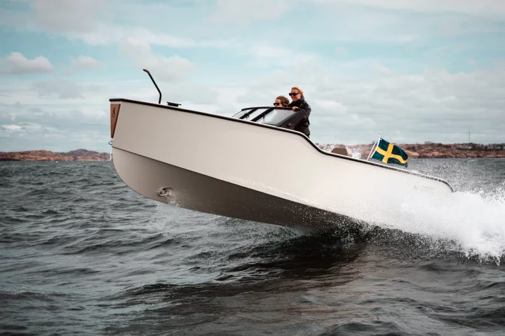 The X Shore 1 has a top speed of 30 knots (35 mph or 56 km/h)