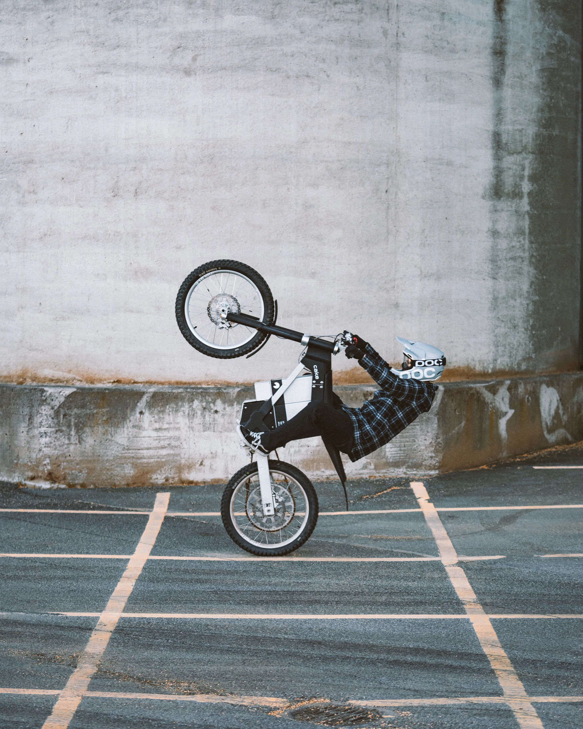 The Kalk Ink features the same aluminum frame as the performance-oriented Kalk Or electric motorcycle