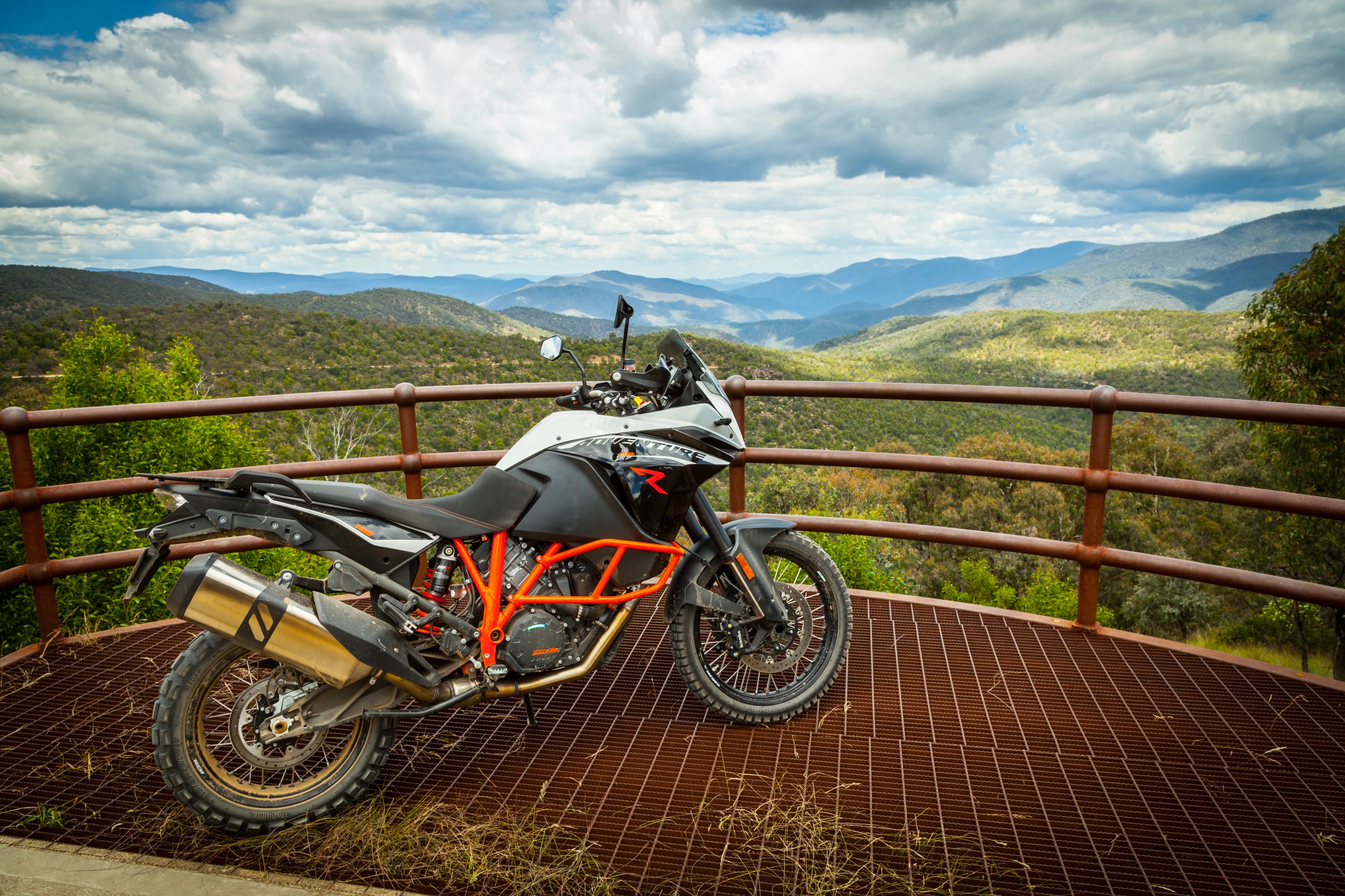 This view is reserved for those that can handle gravel roads (Photo: Gizmag/Loz Blain)