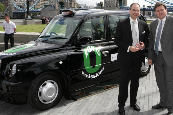 Intelligent Energy CEO, Dr. Henri Winand with London Deputy Mayor, Kit Malthouse, at unveiling of Fuel Cell Black Cab at City Hall (Image: Business Wire)