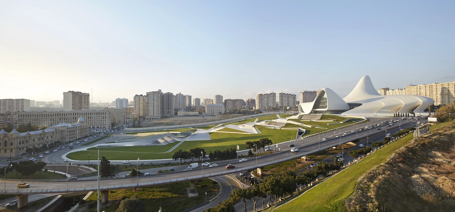 The Heydar Aliyev Center comprises an auditorium, gallery hall, and museum, spread over a total floorspace of 57,506 sq m (619,000 sq ft)