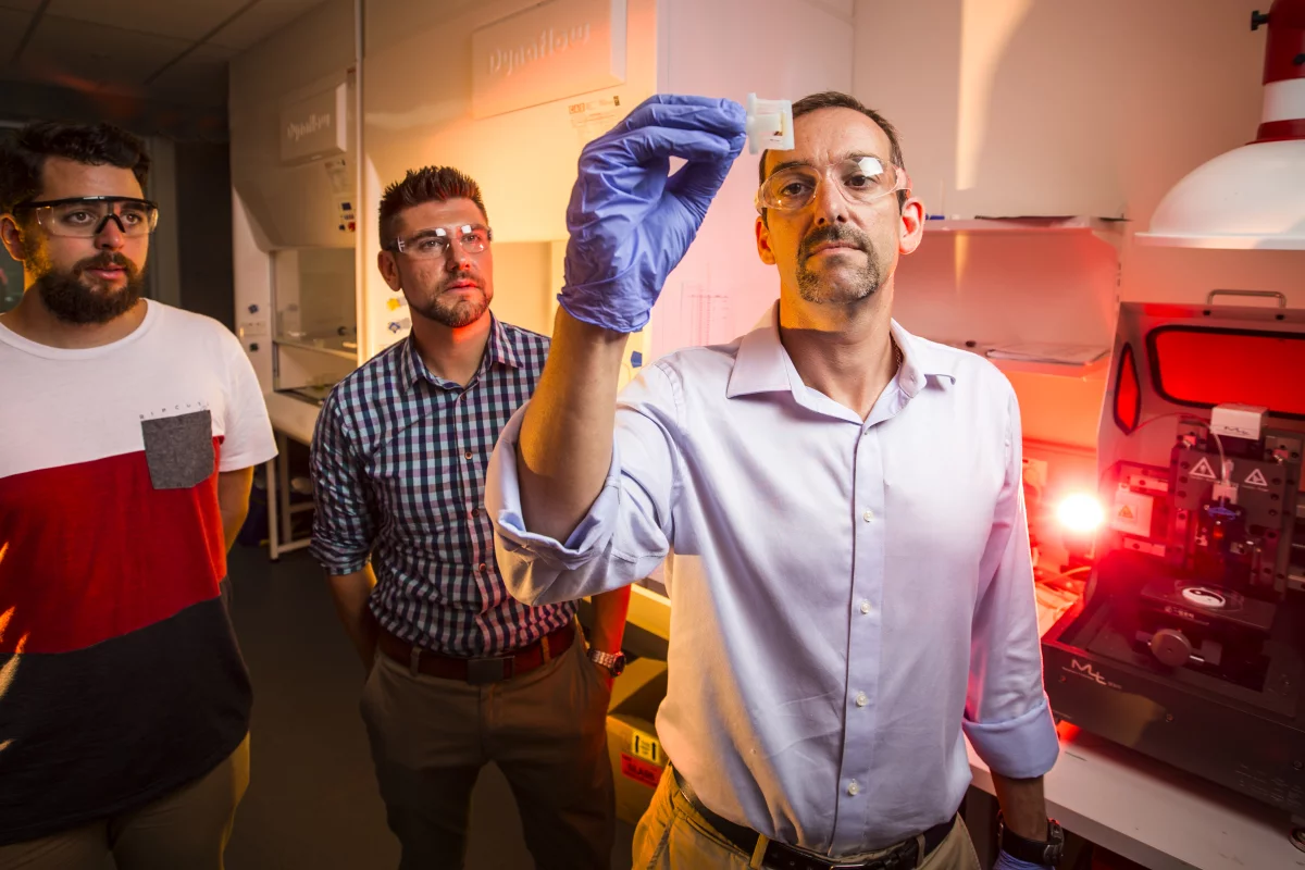 Professor Marc in het Panhuis (left) and PhD student Shannon Bakarich are building objects using 4D printing, where time is the fourth dimension (Photo: University of Wollongong)