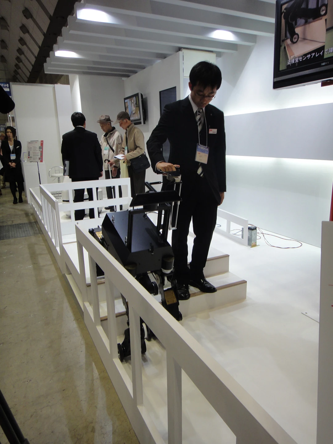 The NSK robot guide dog descends stairs(Image: DigInfo)