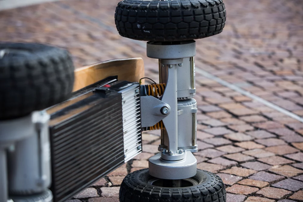 The board features 10-inch off road tires with some pretty serious tread, attached to spring-loaded trucks to absorb the impact as you nonchalantly roll over objects in your path like turbo-charged army tank (Photo: Nick Lavars/Gizmag.com)