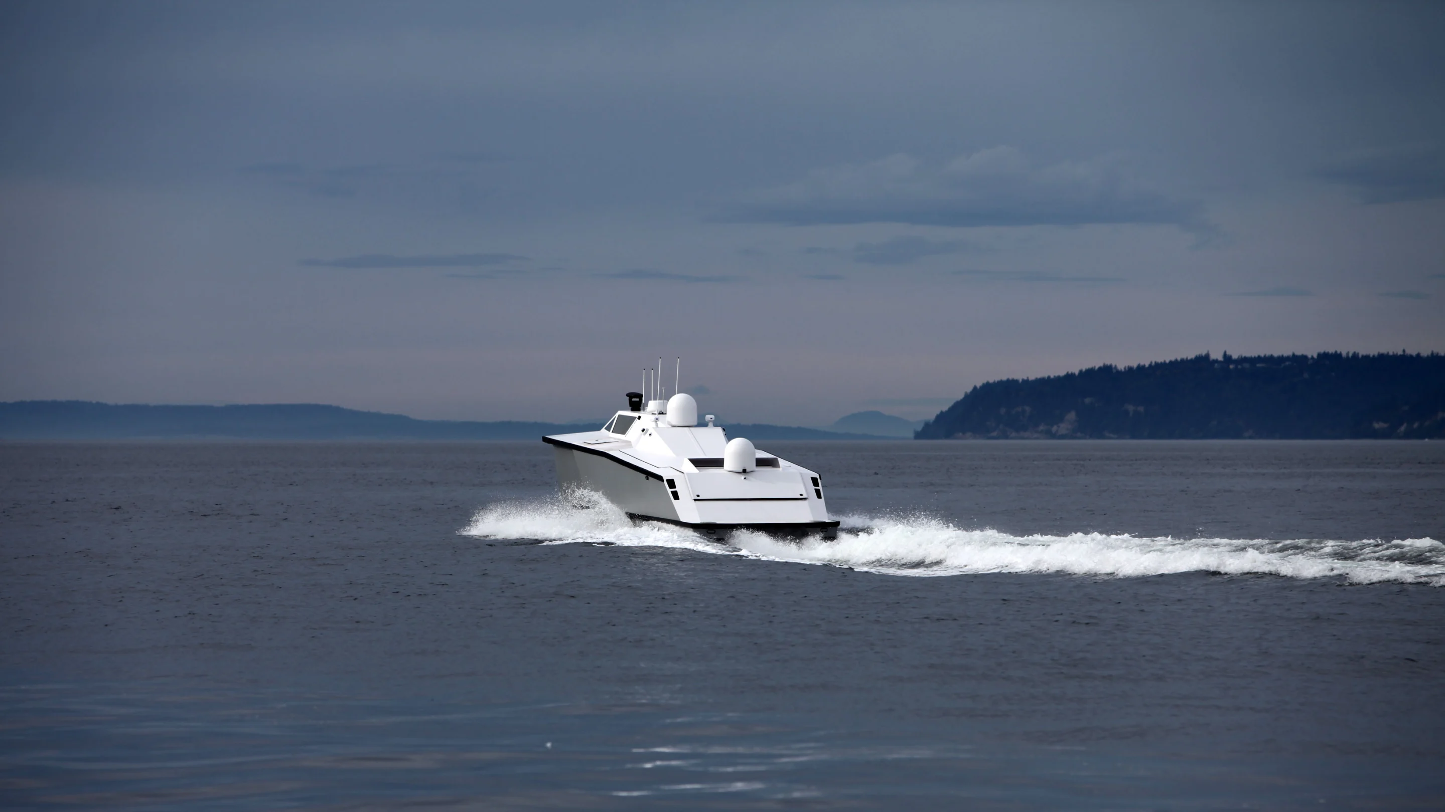 Zyvex claims the Piranha offers a 75-percent fuel saving compared to a "traditional" boat consuming 50 U.S. gallons (189 liters) per hour, allowing ten times the range