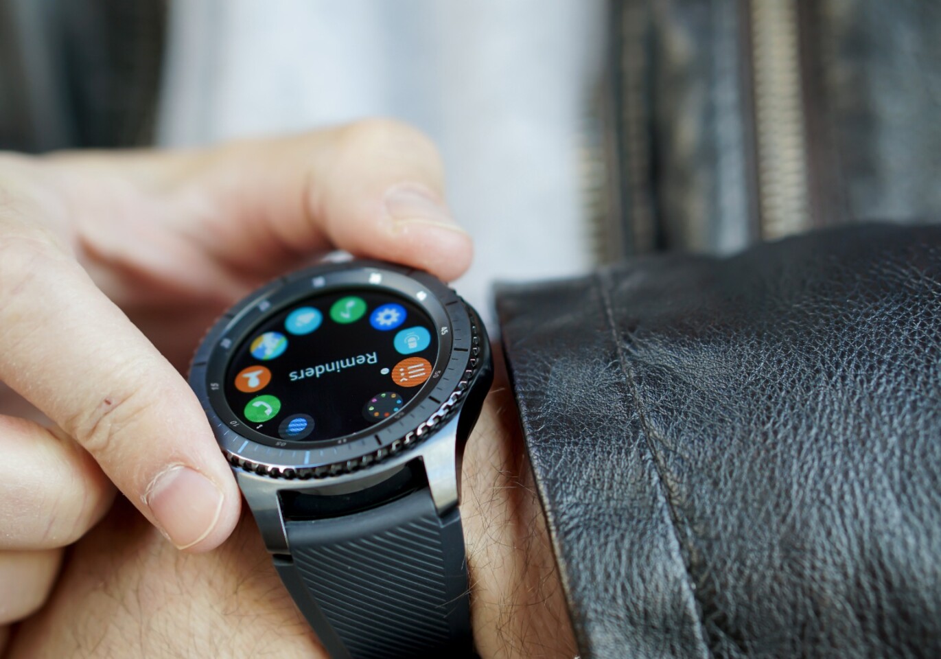 The Gear's rotating bezel is still its killer feature