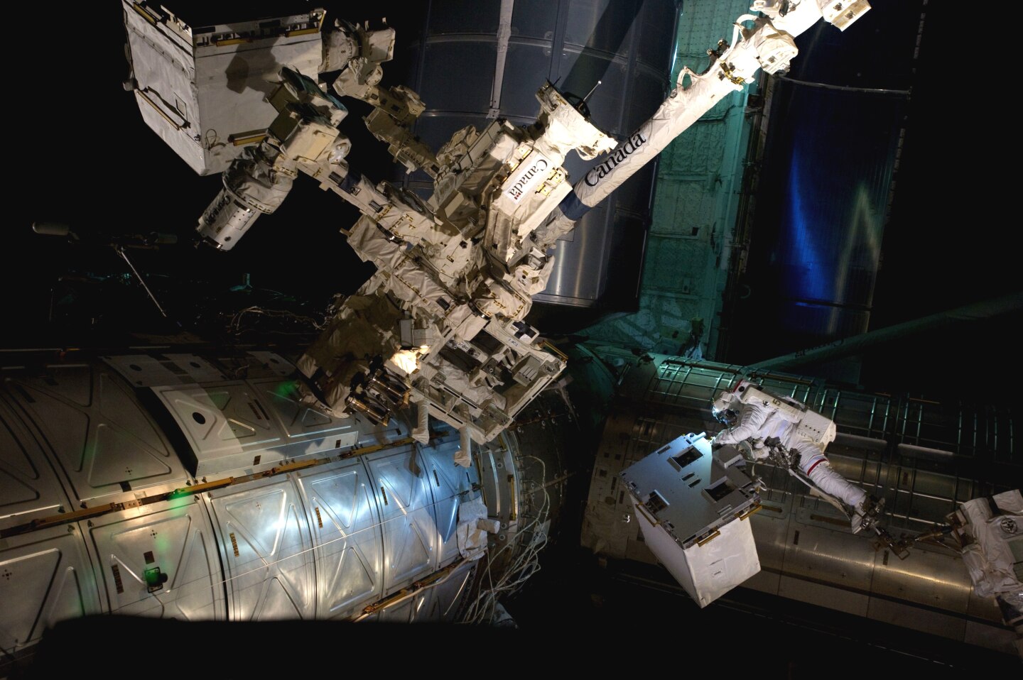 NASA astronaut Mike Fossum holds the Robotics Refueling Mission unit (Image: NASA)